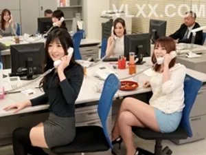 Cô giúp việc được thuê với giá cao đã vào nhà tắm nữ của trường đại học và bí mật quay lén nhiều người đẹp đang tắm và thay đồ