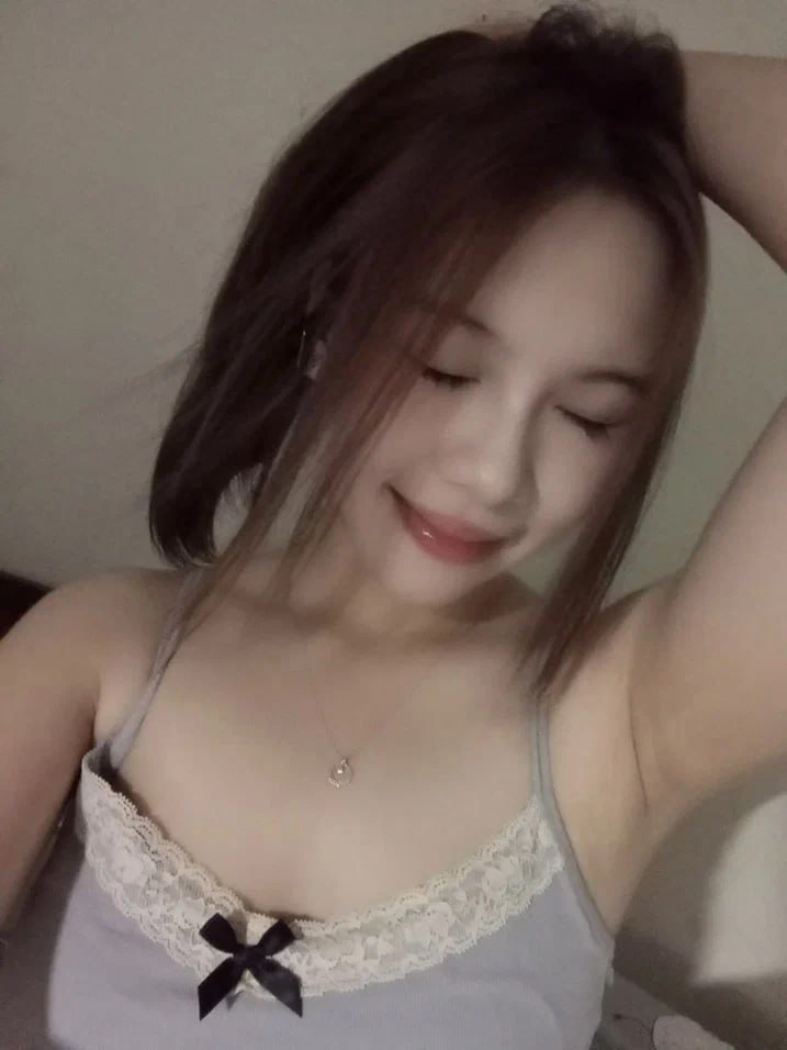 Ngôi sao mạng Shen Q vào vai một hồn ma nữ trong một bộ phim cổ trang kinh điển và quan hệ tình dục với một người nông dân 70 tuổi. Phải nói rằng cô ấy thực sự đã cống hiến hết mình. Phục hồi độ nét cao 2K